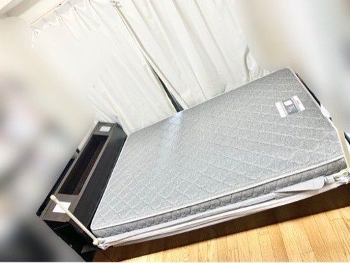 ダブルベッド　フレーム　収納引き出し、二口コンセント、棚、ライト付き　マットレス付き