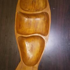 魚の形の木製のお皿の画像