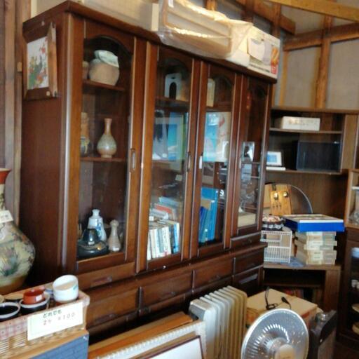 ⤵️ヴィンテージの書棚。55000円→38000円食器棚でも、本棚でも、ご自由にお使いください。