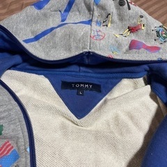 TOMMY フード付きパーカーの画像