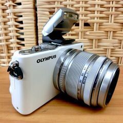 □オリンパス ペン Lite E-PL3 ミラーレス一眼 ダブルズームキット