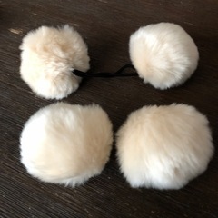 ボンボンの髪ゴムとイヤリングセット　未使用の画像