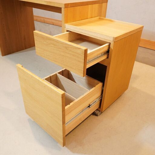 人気のMUJI(無印良品)のオーク材パーソナルデスク&ワゴン。シンプルでオシャレなデザインとナチュラルな質感がインテリアのアクセントに