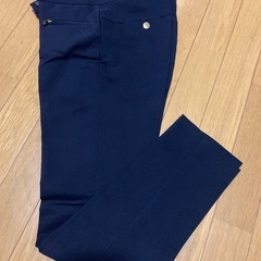 H&M 紺色のスリムパンツ