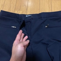 H&M 紺色のスリムパンツの画像