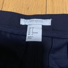 H&M 紺色のスリムパンツの画像