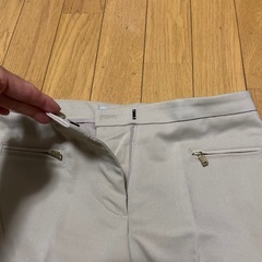 H&M ベージュ色のスリムパンツの画像