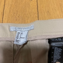 H&M ベージュ色のスリムパンツの画像