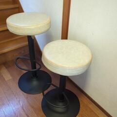 高さの変わる　カウンタースツールです