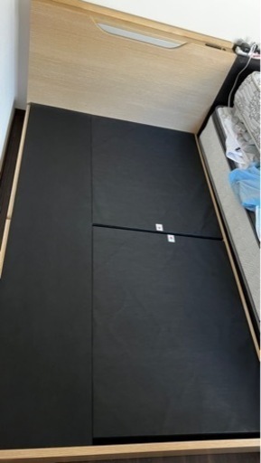 99% 新しいシングルベッド 120*200 ベッドサイドランプ木の色