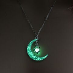 新品・送料無料！緑・暗闇で光る三日月ペンダントネックレス・おしゃ...