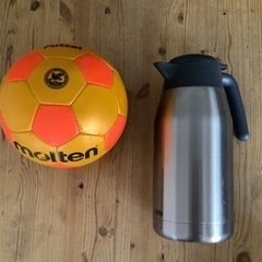 サーモスとフットサルボール　値引き交渉ありの画像