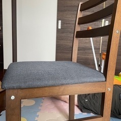 ダイニングテーブルとダイニングチェアの画像