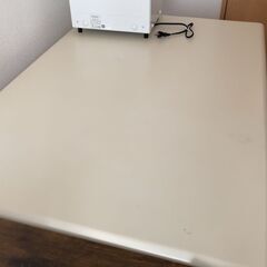 昇降できる机です。