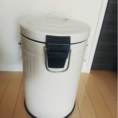 ニトリ　蓋付きゴミ箱の画像
