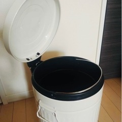 ニトリ　蓋付きゴミ箱の画像