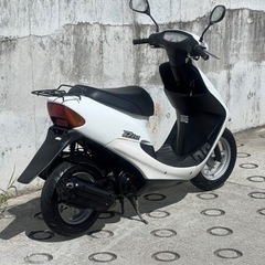 まだまだ問い合わせお待ちしております❣️大人気セール‼️安心のバッテリー新品✨️前後タイヤまだまだ山あり🗻嬉しいオイル満タン補充🈵2サイクルでメンテナンスが楽🛠パワフルで速い💨人気のホワイト🕊️ライブディオ✴の画像