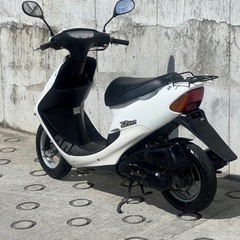 まだまだ問い合わせお待ちしております❣️大人気セール‼️安心のバッテリー新品✨️前後タイヤまだまだ山あり🗻嬉しいオイル満タン補充🈵2サイクルでメンテナンスが楽🛠パワフルで速い💨人気のホワイト🕊️ライブディオ✴の画像