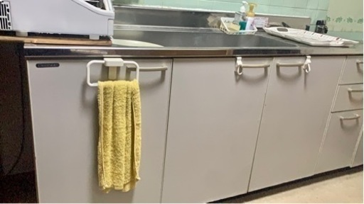 流し台　キッチン　ステンレスだと思います。　全体で255センチ