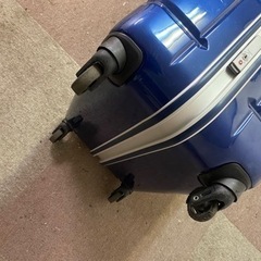 最終値下げ　キャリーケース　青　傷あり　鍵なしの画像