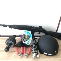 ヘルメット。おもちゃ。筋トレ道具