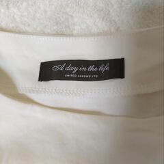 白のカットソーの画像