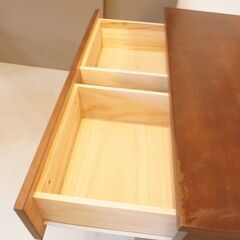 人気の無印良品(MUJI)の木製キャビネット・木製扉・タモ材です！落ち着いた色合いとナチュラルな雰囲気が北欧スタイルなどにおススメのサイドボード。コンパクトなので玄関や寝室などでも活躍します♪DI235の画像