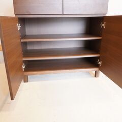 人気の無印良品(MUJI)の木製キャビネット・木製扉・タモ材です！落ち着いた色合いとナチュラルな雰囲気が北欧スタイルなどにおススメのサイドボード。コンパクトなので玄関や寝室などでも活躍します♪DI235の画像