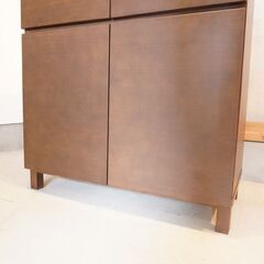 人気の無印良品(MUJI)の木製キャビネット・木製扉・タモ材です！落ち着いた色合いとナチュラルな雰囲気が北欧スタイルなどにおススメのサイドボード。コンパクトなので玄関や寝室などでも活躍します♪DI235の画像