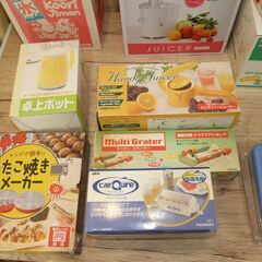 【紋別市発】キッチングッズ　大量・まとめて　中古/未使用混在　電動ジューサー/電気かき氷機/卓上ポット/キッチン棚/レンジ圧力鍋/スライサー/タコ焼き器/急速缶冷却/ハンディジューサ―/弁当箱/温泉卵器/チョコフォンデュ/等の画像