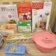 【紋別市発】キッチングッズ　大量・まとめて　中古/未使用混在　電動ジューサー/電気かき氷機/卓上ポット/キッチン棚/レンジ圧力鍋/スライサー/タコ焼き器/急速缶冷却/ハンディジューサ―/弁当箱/温泉卵器/チョコフォンデュ/等の画像