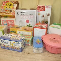 【紋別市発】キッチングッズ　大量・まとめて　中古/未使用混在　電動ジューサー/電気かき氷機/卓上ポット/キッチン棚/レンジ圧力鍋/スライサー/タコ焼き器/急速缶冷却/ハンディジューサ―/弁当箱/温泉卵器/チョコフォンデュ/等の画像