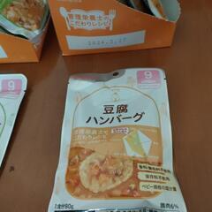 離乳食と粉ミルクの画像