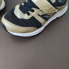 瞬足　18.0EEE　赤＆ゴールドの画像