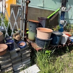 コンクリートブロック　ツボ　植木　石　ボード　スキー板　アロエ
