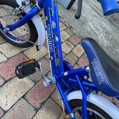 トミカ　自転車　12インチ　幼児　補助輪　ヘルメット付きの画像