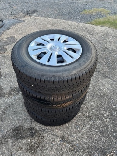 195/80r/15スタッドレスタイヤ日産ホイルカバー4本セット