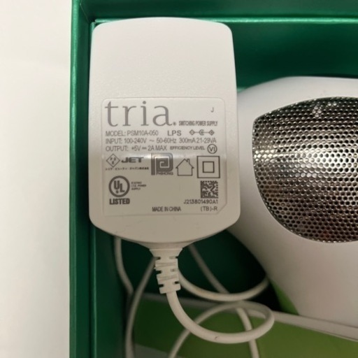 トリア・パーソナルレーザー脱毛器　4X(箱一部欠損、充電器アリ)