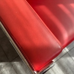 赤色の応接セットの画像