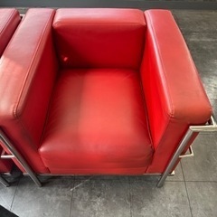 赤色の応接セットの画像