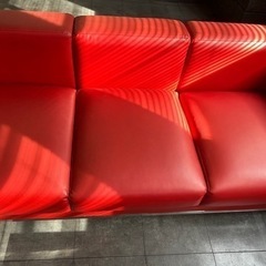 赤色の応接セットの画像