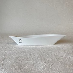 Ｏ：白い変形笹の葉形花器