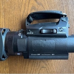 SONYの最高峰ビデオカメラ　FDR-AX700の画像