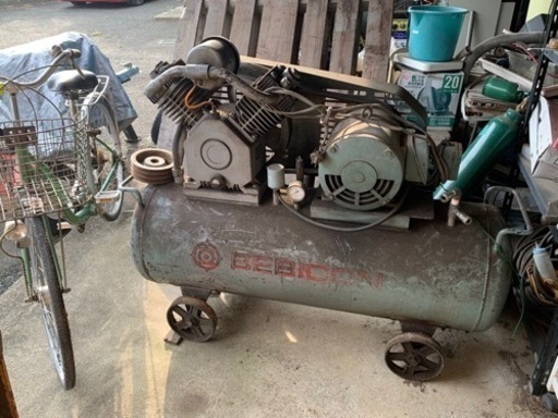 大きなコンプレッサー　HITACHI