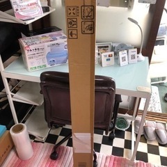 【リサイクルサービス八光】新品　幅126.7㎝　PLUS　プラス　脚付きホワイトボード　片面無地　PWT-1209SSTの画像
