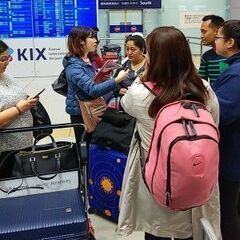 旅行に同行する添乗員の画像