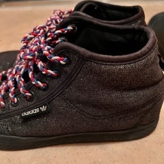 急募！できれば今年中！adidas ブラックキラキラスニーカーの画像