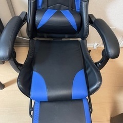 ゲーミングチェア　フットレスト付きの画像