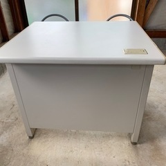 オフィステーブルと椅子の画像