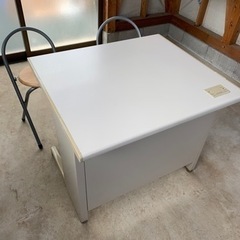 オフィステーブルと椅子の画像